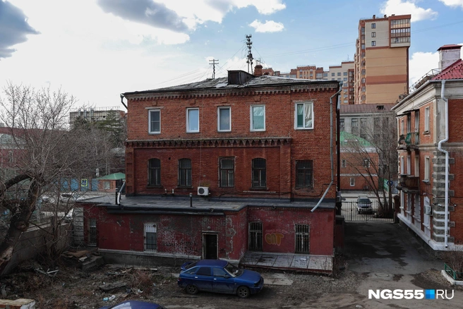 Обратная сторона дома. Надстройка бросается в глаза и здесь | Источник: Евгений Софийчук / NGS55.RU