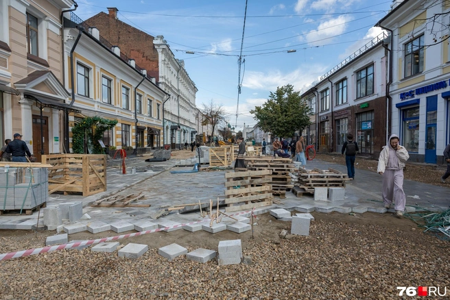 Главную пешеходную улицу экстренно покрывают плиткой | Источник: Александр Куренной / 76.RU