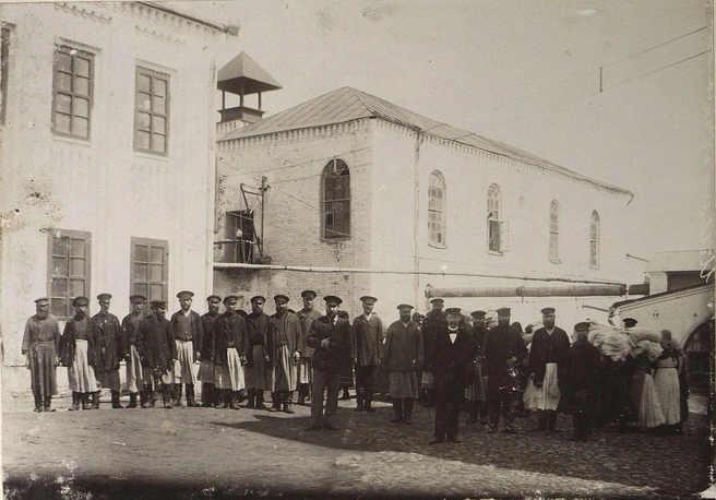 Мастера и рабочие печатного цеха в Щелково в конце XIX века | Источник: Жан Батист Аванцо / Pastvu.com