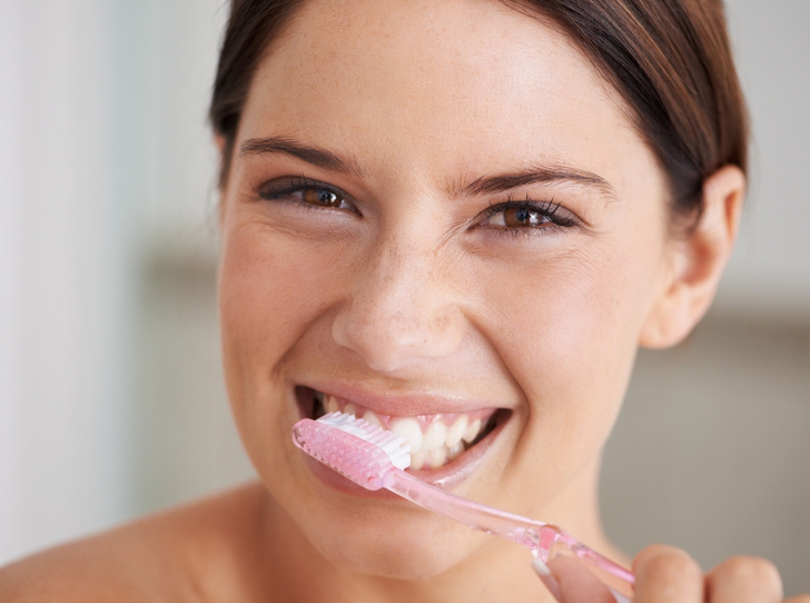 Фото №1 - Как правильно выбирать зубную щетку: советы стоматолога