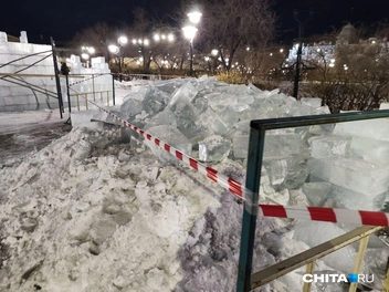 Аномально теплая погода навредила ледовому городку в Чите | Источник: очевидец