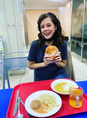 Спустя годы Катерина опять в школьной столовой | Источник: Katerinashpitsa / Telegram