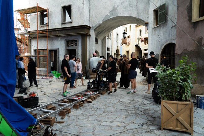 Для съемок с нуля построили целый итальянский городок | Источник: Art Pictures Studio