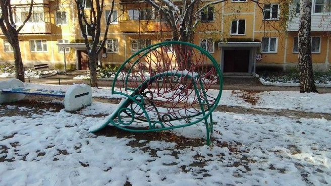 Горки-ёжики в Новосибирске становятся большой редкостью, но на Иванова, 13 такая еще стоит | Источник: Читательница НГС Надежда