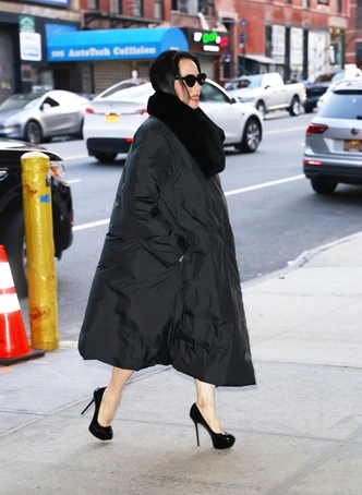 Пуховик как вечернее платье: Люси Лью сочетает его со шпильками | marieclaire.ru