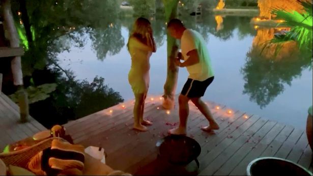 Драма у озера: парень хотел сделать предложение любимой, но уронил дорогое кольцо в воду
