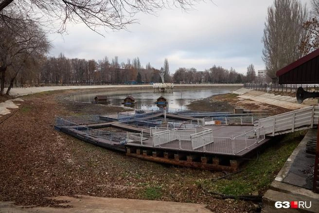 В ноябре 2024 года озеро обмелело так, что у лебяжьего дома воды не осталось | Источник: Роман Данилкин / 63.RU