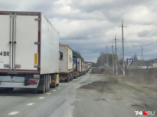 Огромные заторы весь апрель сковывали трассу М-5 в Челябинской области | Источник: читатель 74.RU