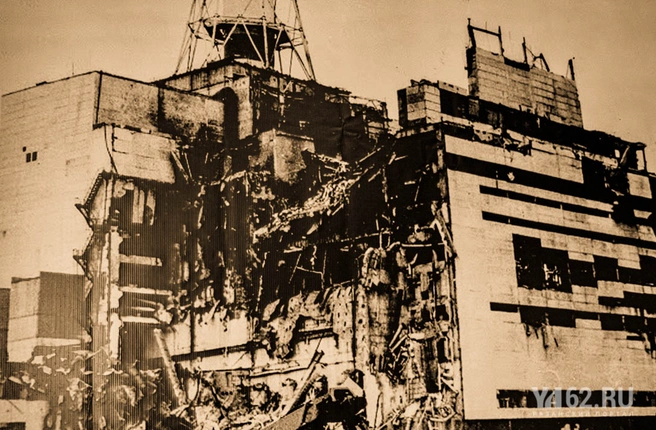 Вид на взорвавшийся реактор Чернобыльской АЭС