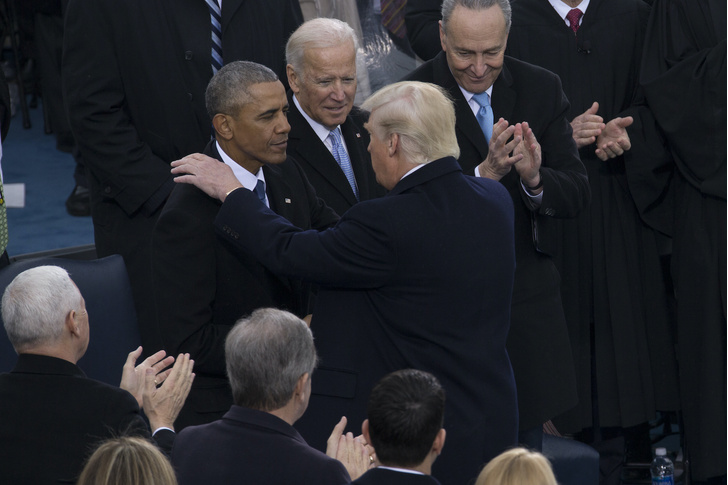 Дональд Трамп (спиной) и Джо Байден (справа от Обамы) на инаугурации Трампа.
