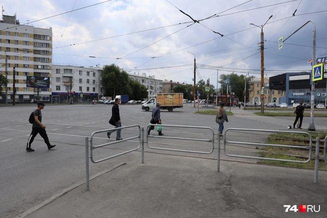 Причем идут прямо по проезжей части, потому что безопасный и короткий путь для них отрезан забором | Источник: Наталья Лапцевич
