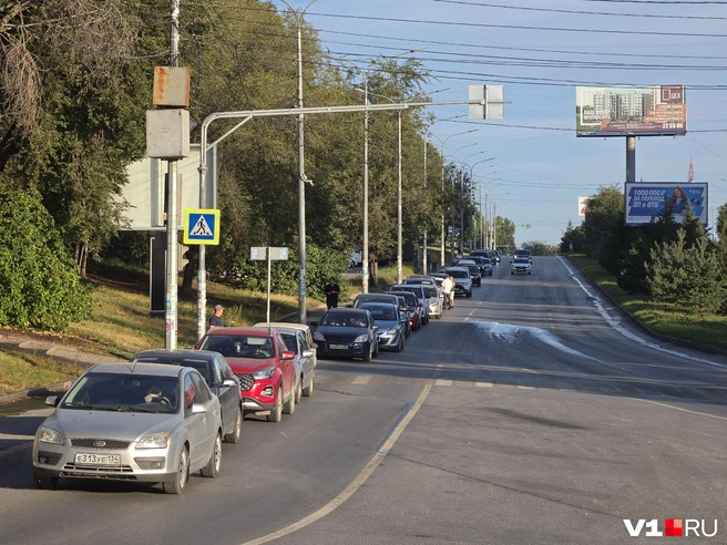 Все эти люди надеются, что бензина им хватит | Источник: Константин Завриков / V1.RU