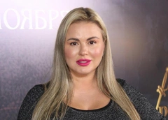 Семенович разочарована очередным отдыхом: «Два дня дождь, дикий холод и ветер. А любимый прилетит только завтра»