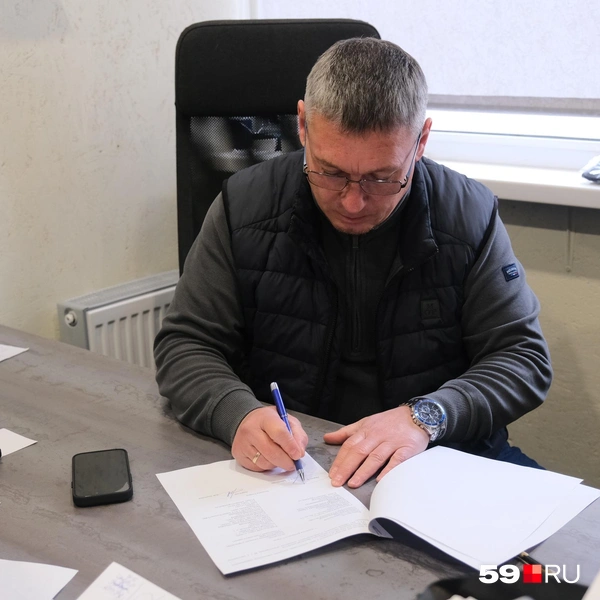 Директор пункта металлолома Антон Заболотько подписывает документ о передаче скульптур | Источник: Тимофей Калмаков / 59.RU