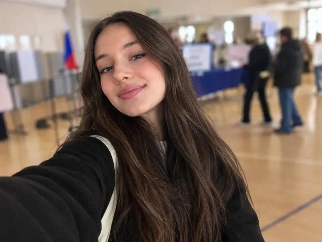 Селфи делать не запрещается, но помните важное правило: фотографировать других людей без их согласия нельзя | Источник: Городские медиа