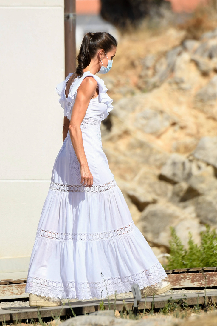 Фото №3 - Летний образ королевы Летиции: белоснежное платье с нарядным воротником и плетеные босоножки