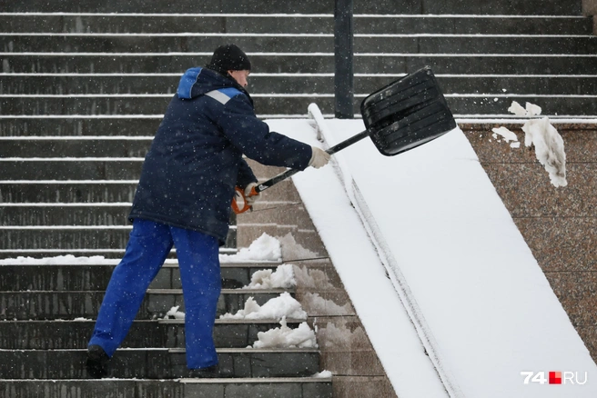 Впрочем, дворникам с лопатами не до созерцания | Источник: Наталья Лапцевич