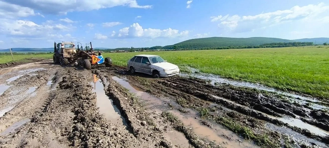 Бензовозы размесили дорогу. Четыре села в Забайкалье остались без проезда | Источник: очевидец