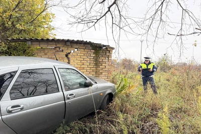 Водитель Lada погиб, врезавшись в кирпичный дом