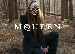 Девушки в лесу: как выглядят первые образы Alexander McQueen под руководством нового креативного директора