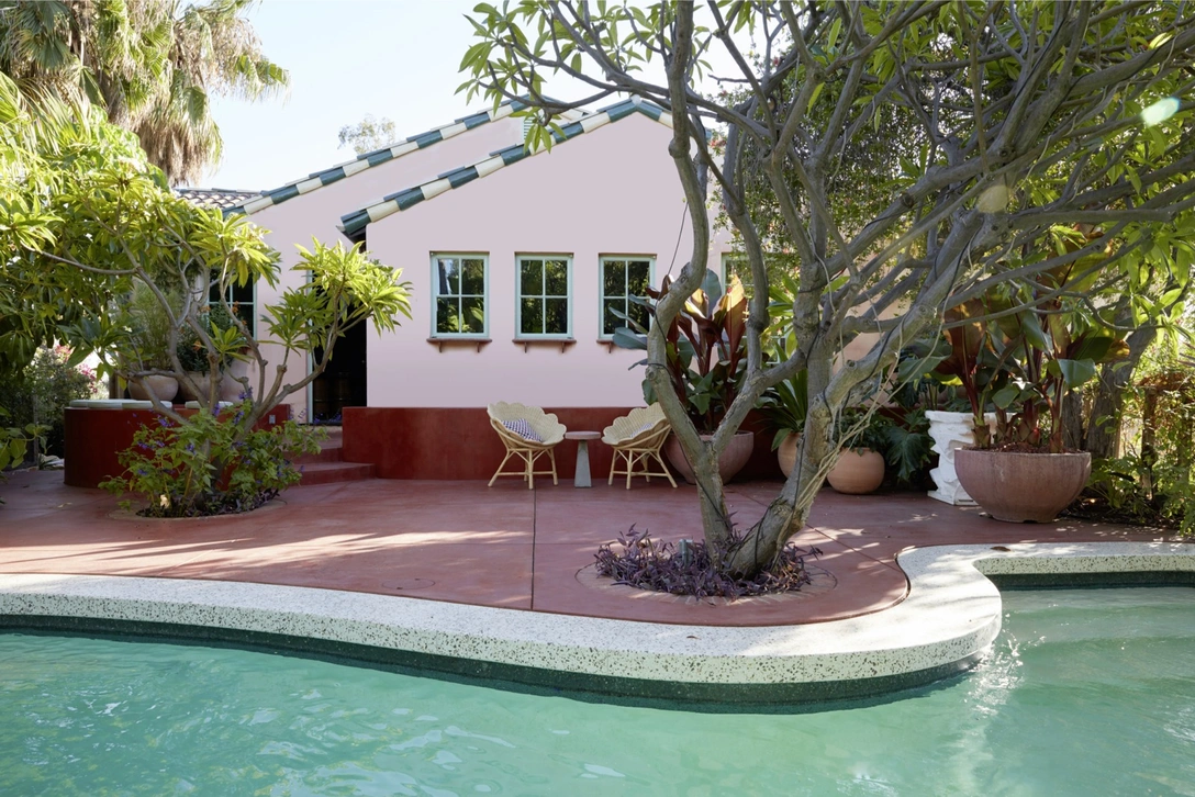 Свое название Flamingo Estate вилла получила за фасад цвета розового фламинго. Сегодня у дома есть свой инстаграм (запрещенная в России экстремистская организация) @flamingo_estate. | Источник: ГАЭЛЬ ЛЕ БУЛИКО (Gaelle Le Boulicaut)