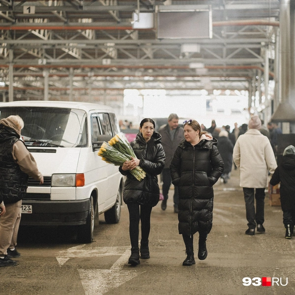 Тюльпаны — самые популярные цветы, которые дарят на 8 марта | Источник: Дарья Паращенко / 93.RU