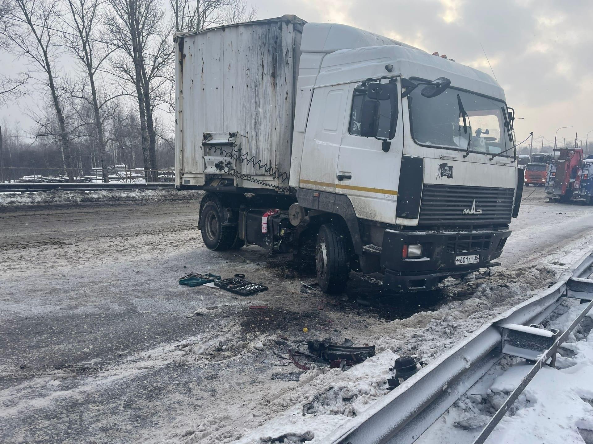 Суринский путепровод в Ярославле: ДТП с фурой парализовало окружную дорогу,  фото, 14 декабря 2022 года - 14 декабря 2022 - 76.ру