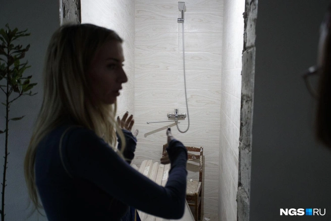Недавно супруги закончили ремонт в душевых | Источник: Андрей Бортко / NGS.RU