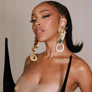 Золотой макияж на выпускной: Doja Cat показала роскошный образ на Billboard Music Awards 2022