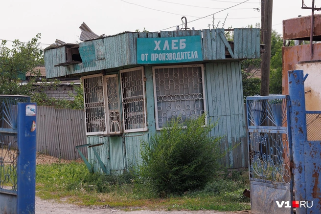 Хлебный киоск доживает свой век где-то на задах | Источник: Алексей Волхонский / V1.RU