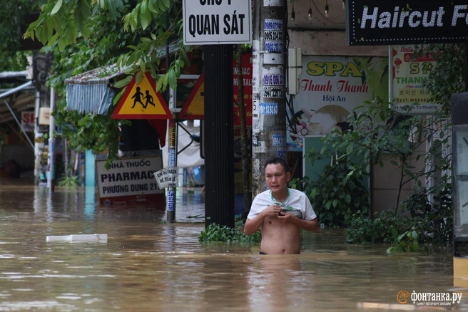 В центре Вьетнама ливни привели к наводнению. Посмотрите, как справляются жители | Источник: Павел Каравашкин / «Фонтанка.ру»