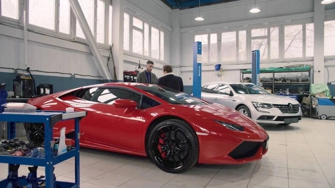 Одна из сцен снималась в автосервисе. На первом плане — красный Lamborghini | Источник: пресс-служба ТНТ