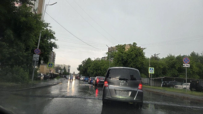 В районе Дома быта очередь из смельчаков, чтобы преодолеть лужу | Источник: читатель 45.RU