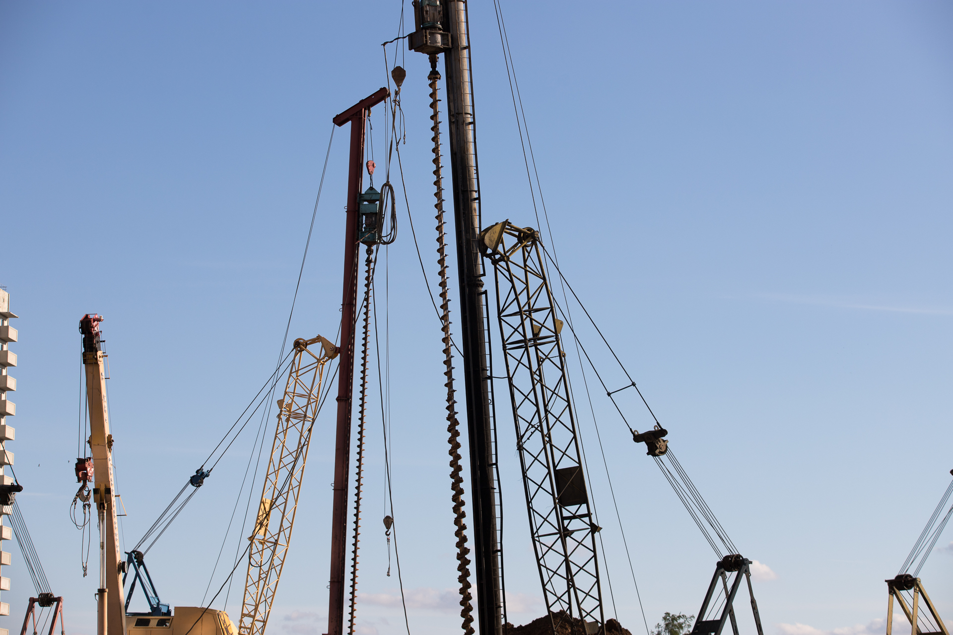 Двое рабочих упали с буровой установки в Башкирии