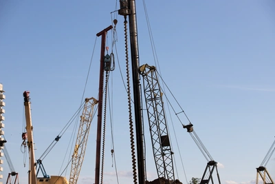 В Башкирии двое рабочих сорвались с буровой установки