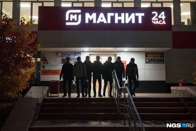 Группа парней-беспредельщиков обеспокоила сразу несколько читателей НГС | Источник: Юрий Орлов / Городские медиа