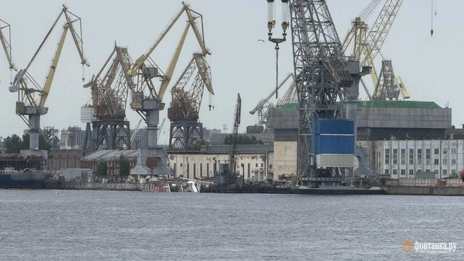 Рядом с утонувшим в Неве буксиром «Капитан Ушаков» появились краны. Его собираются поднимать | Источник: Валентин Егоршин / FONTANKA.RU
