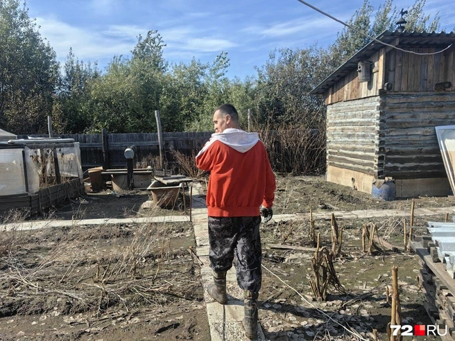 Дмитрий согласился провести печальную экскурсию по участку  | Источник: Павел Красоткин / 72.RU 