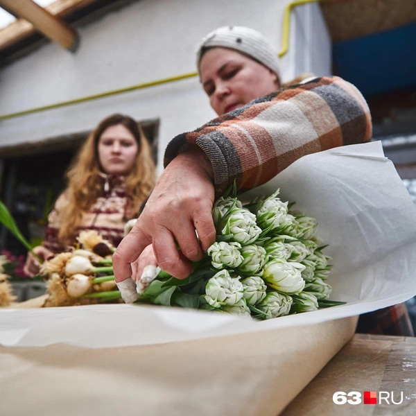 Перед отправкой в холодильник тюльпаны пакуются в банчи | Источник: Роман Данилкин / 63.RU