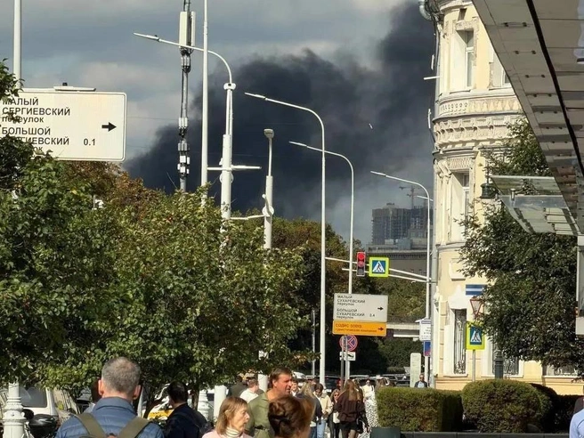 В центре Москвы случился пожар в Екатерининском парке | Источник: МК: срочные новости / T.me