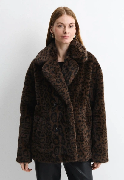 Как стилизовать самые акцентные вещи сезона: леопардовые шубы, укороченные перчатки и меховые аксессуары