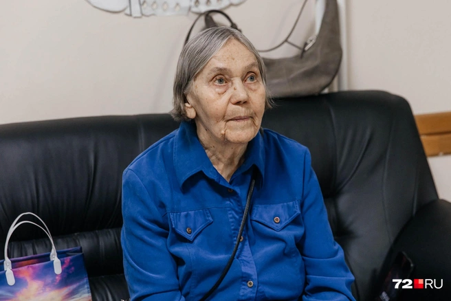 Нина Иннокентьевна не теряет интереса к жизни. Она читает много книг и любит любовные романы | Источник: Ирина Шарова / 72.RU