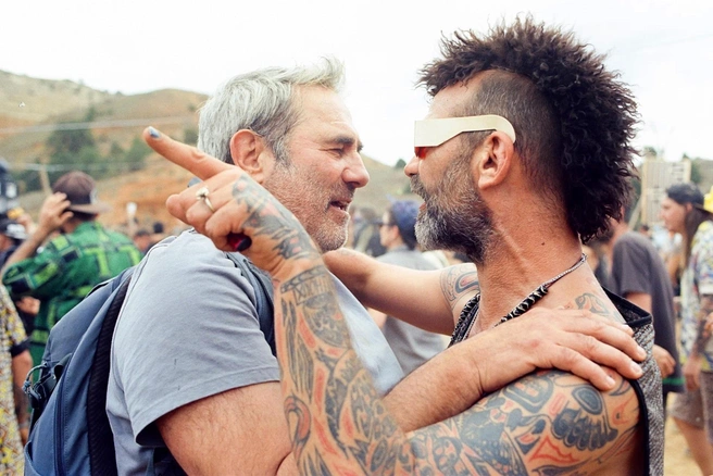 В кинотеатрах выходит «Сират» — фильм о том, что человек внезапно смертен, а войне наплевать, что вы ее игнорируете | Источник: кадр из фильма «Сират»