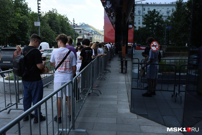 Толпу огородили забором, чтобы она не мешала проходу пешеходов по тротуару | Источник: Артем Устюжанин / MSK1.RU