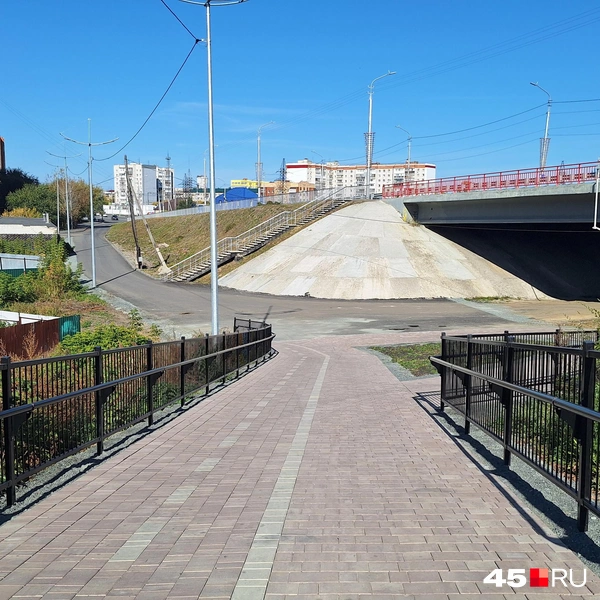 Спуск упирается в проезд под мост, по которому садоводы ездят к своим участкам | Источник: Александр Лисихин / 45.RU 