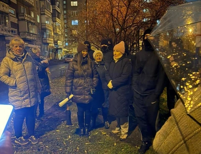 В женщине слева жильцы узнали директора ЖЭКа Валентину Анатольевну Дайнеко | Источник: читатель 74.RU