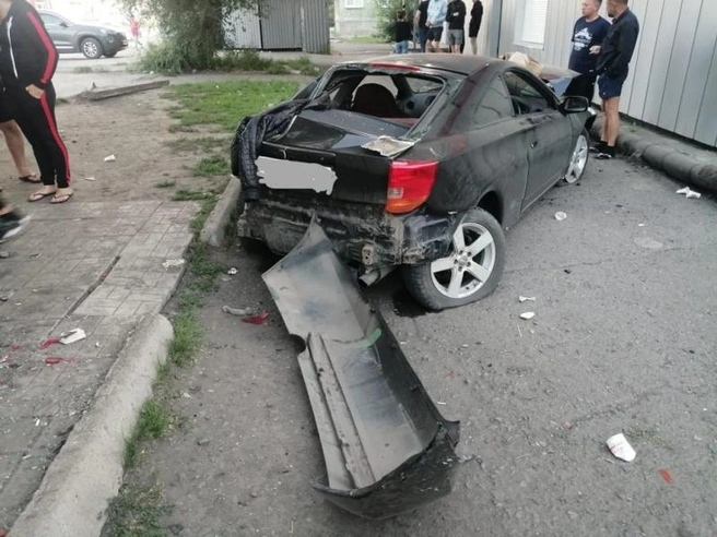 Toyota Celiсa вылетела в парковочный карман, сбив двух пешеходов | Источник: 54.мвд.рф