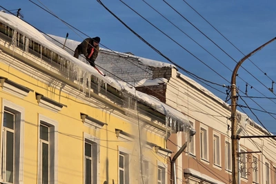 Собственников в Костроме предупредили об очистке крыш от снега