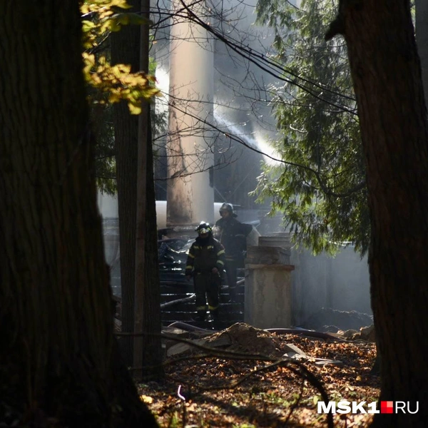 На тушении сменилась бригада пожарных | Источник: Дарья Шутова / MSK1.RU