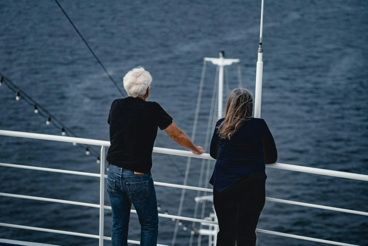 Пара на круизном лайнере «Princess Cruises» | Источник: Yiran Ding / Unsplash